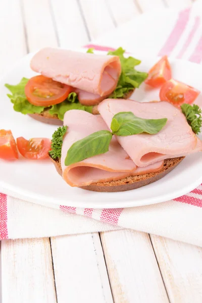 Deliziosi panini con lattuga e prosciutto sul piatto in primo piano — Foto Stock