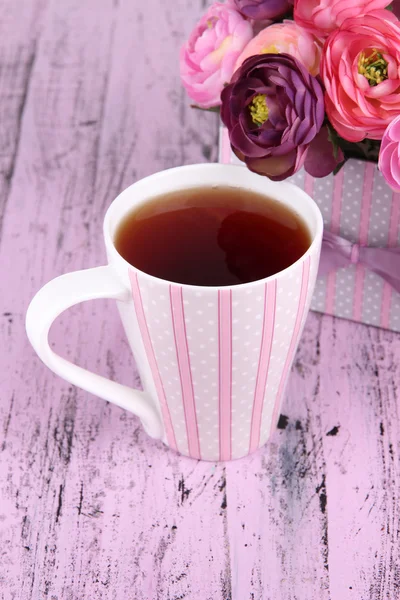 Ароматный чай с цветами на деревянном столе крупным планом — стоковое фото