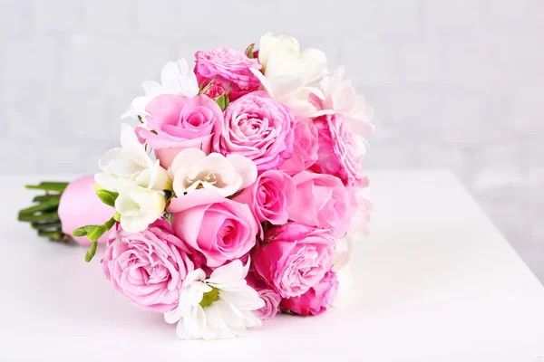 Beautiful wedding bouquet on grey wall background — Stock Photo, Image