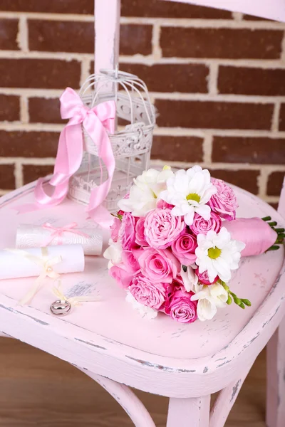 Beautiful wedding still life with  bouquet on bricks wall background — Stock Photo, Image