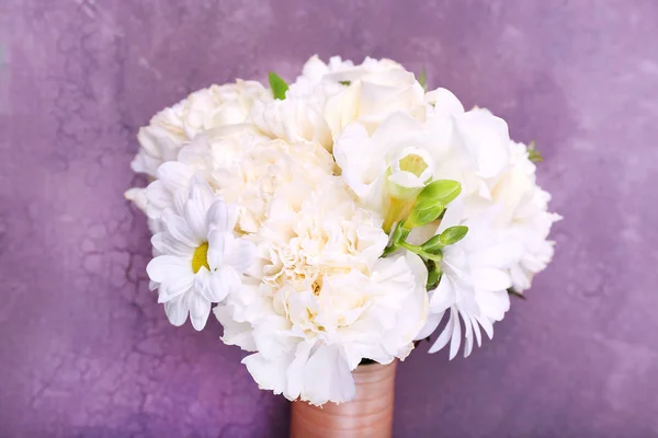 Beautiful wedding bouquet on wooden background — Stock Photo, Image