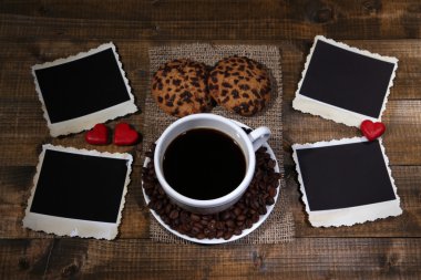 kahve fincanı, kurabiye ve ahşap zemin üzerinde eski boş fotoğraf