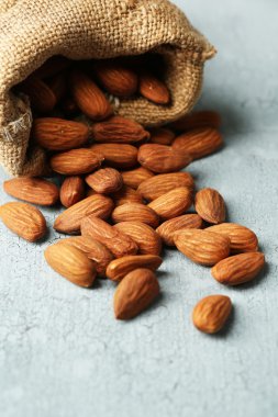 badem renk ahşap zemin üzerine çuval içinde