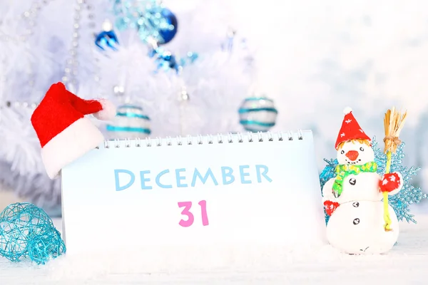 Calendrier avec décorations du Nouvel An sur fond d'hiver — Photo