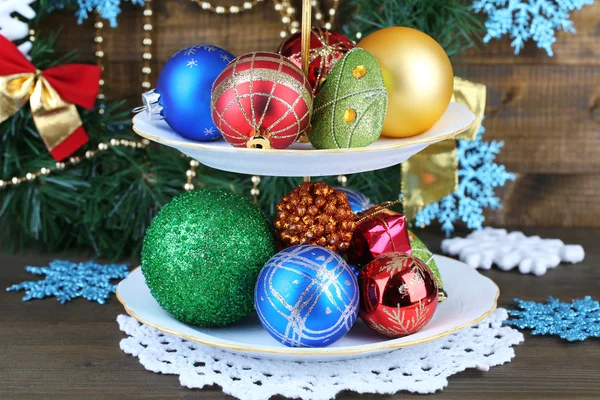 Decoraciones de Navidad en el soporte de postre, sobre fondo de madera de color — Foto de Stock