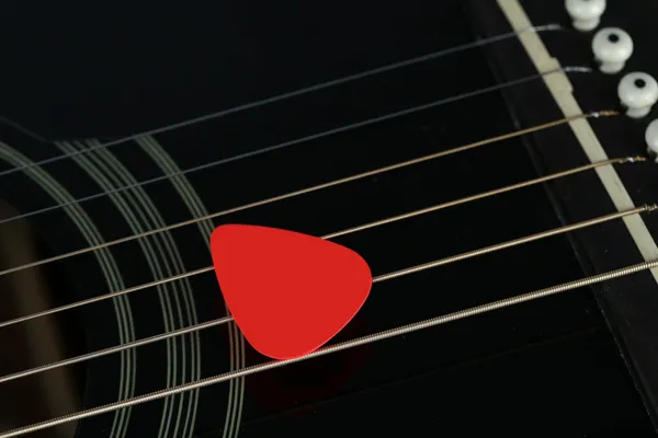 Barevné trsátko na kytaru, zblízka — Stock fotografie