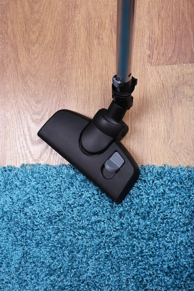Vacuuming karpet di rumah — Stok Foto
