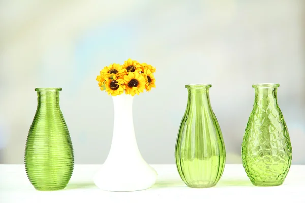 Différents vases décoratifs sur étagère sur fond clair — Photo