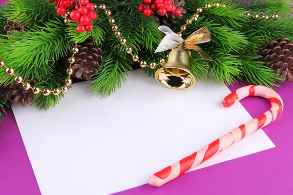 Kerstkaart op paarse achtergrond — Stockfoto