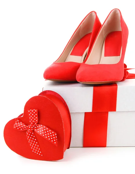 Vackra röda kvinnligt skor och presentask, isolerad på vit — Stockfoto