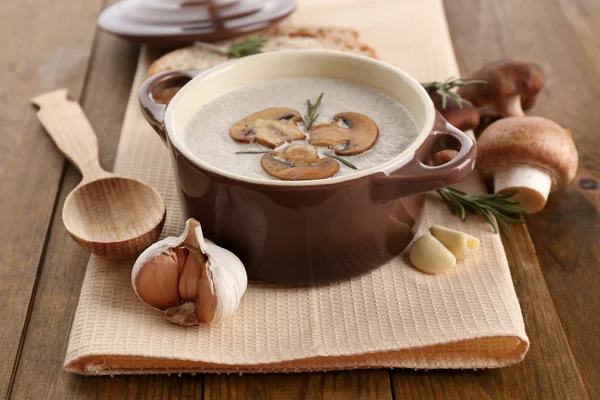 Minestra di funghi in vaso, su fondo di legno — Foto Stock