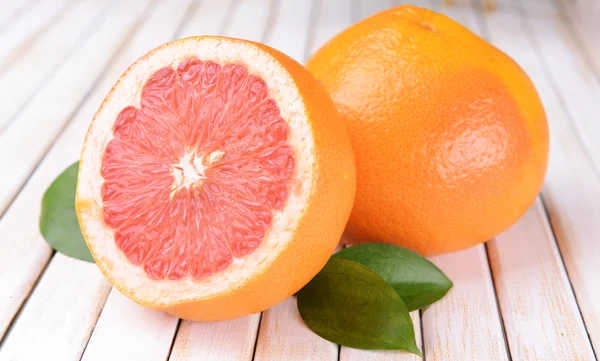 Reife Grapefruit auf dem Tisch in Großaufnahme — Stockfoto