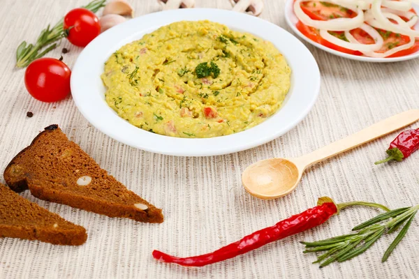 Schüssel mit leckerem frischem Humus, aus nächster Nähe — Stockfoto