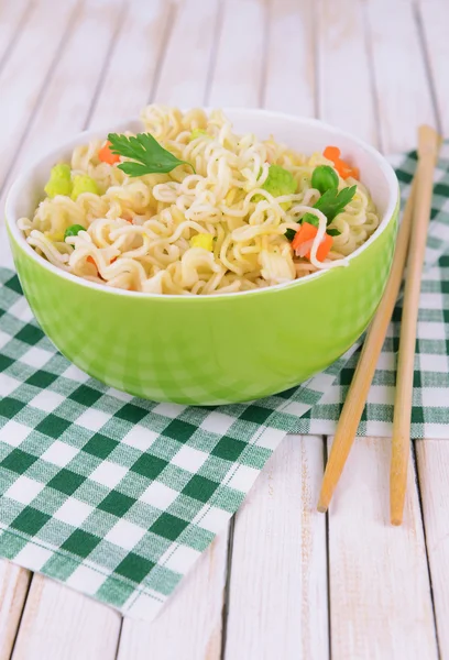 クローズ アップ テーブル上にボウルに野菜おいしいラーメン — ストック写真