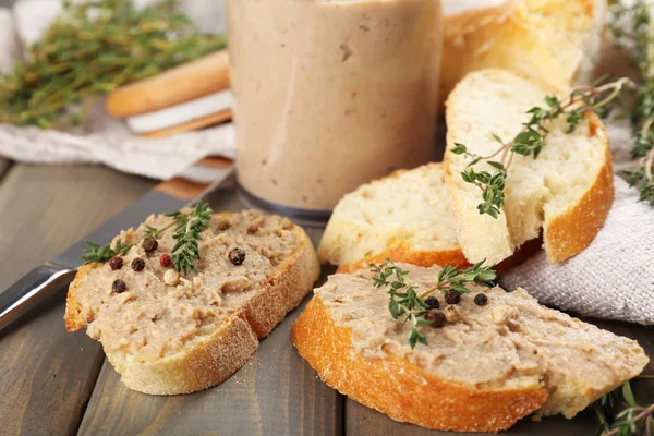 Pate fresco com pão na mesa de madeira — Fotografia de Stock