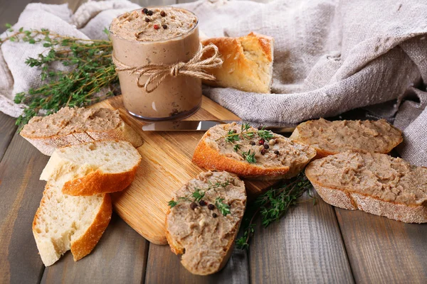 Frische Pastete mit Brot auf Holztisch — Stockfoto