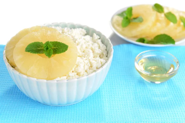 Ciotola di fiocchi di latte saporiti con ananas, primo piano — Foto Stock