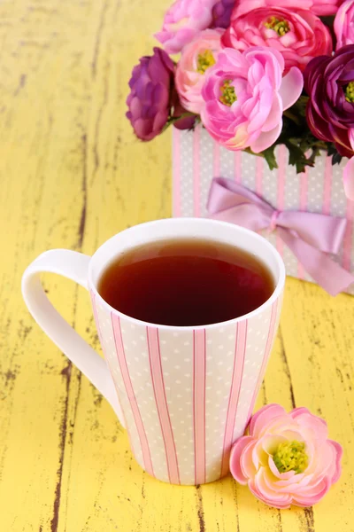 Voňavý čaj s květy na dřevěný stůl detail — Stock fotografie