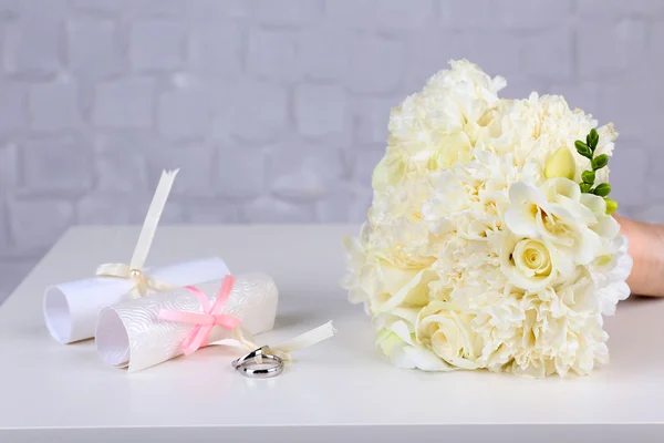 美しい結婚式のある静物灰色の壁の背景の花束 — ストック写真