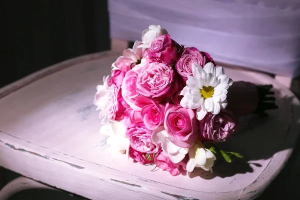 Hermoso ramo de boda en silla — Foto de Stock