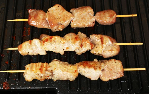 Kebab de cerdo a la parrilla de cerca —  Fotos de Stock