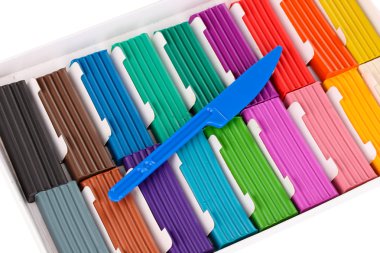 Çocuk parlak hamuru kağıt kutusu üzerinde beyaz izole deste ile