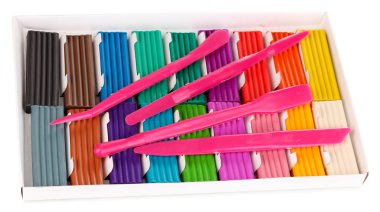 Kağıt kutusu üzerinde beyaz izole yığınları ile çocuk parlak hamuru