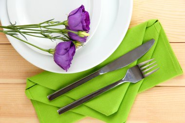 çiçek üzerinde parlak peçete yakın çekim yemek takımı