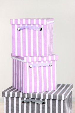 Tekstil kutuları odasında