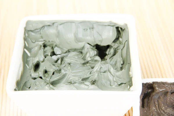 Косметическая глина для спа-процедур на соломенном фоне крупным планом — стоковое фото
