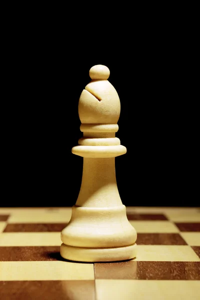 Satranç tahtasının üzerine siyah izole satranç parça ile — Stok fotoğraf