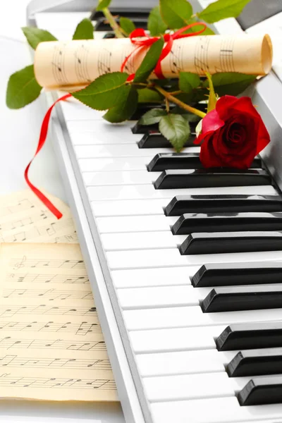 花とピアノの鍵盤の背景 — ストック写真