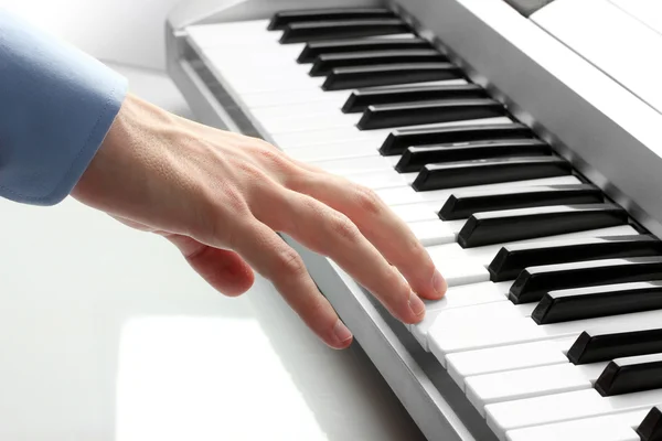 Hand of man playing piano — Stock Photo, Image