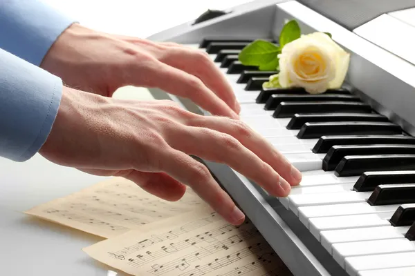 Manos del hombre tocando el piano — Foto de Stock