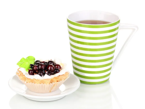 Pastel dulce con taza de té aislado en blanco —  Fotos de Stock