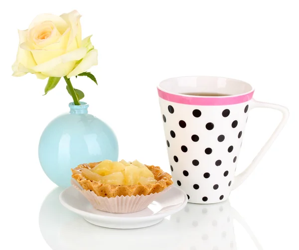 Tatlı kek ile üzerine beyaz izole çay — Stok fotoğraf
