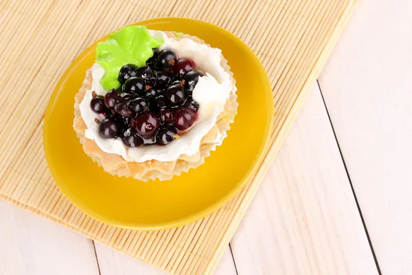 Gâteau sucré avec des baies sur fond en bois — Photo