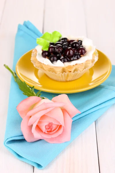 Sweet cake with berries on wooden background — Stock Photo, Image