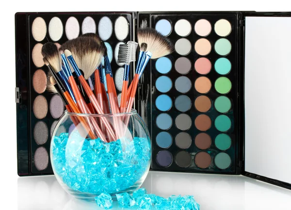 Make-up-Pinsel in einer Schüssel mit Steinen auf Palette von Schatten Hintergrund — Stockfoto