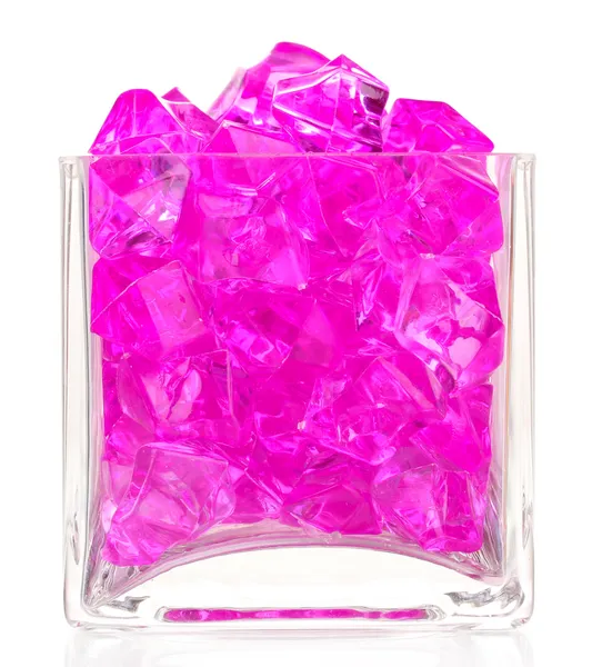 Un vetro con pietre decorative rosa isolato su bianco — Foto Stock