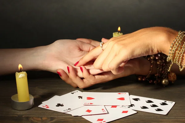 Lesen der Zeilen Hand in Hand mit einer Frau auf grauem Hintergrund — Stockfoto