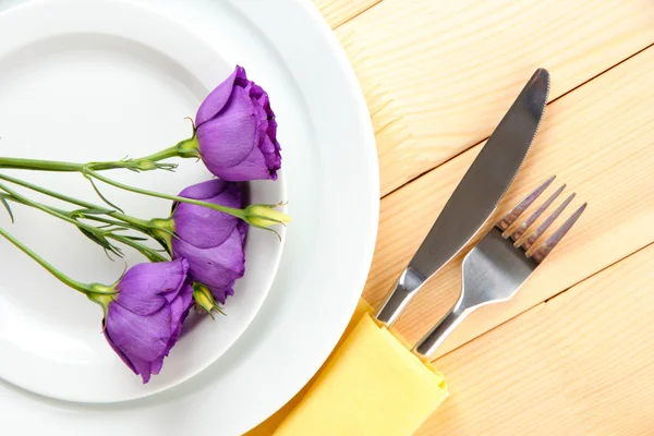 Vajilla con flor en servilleta brillante de cerca — Foto de Stock