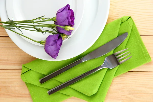 Geschirr mit Blume auf heller Serviette in Nahaufnahme — Stockfoto