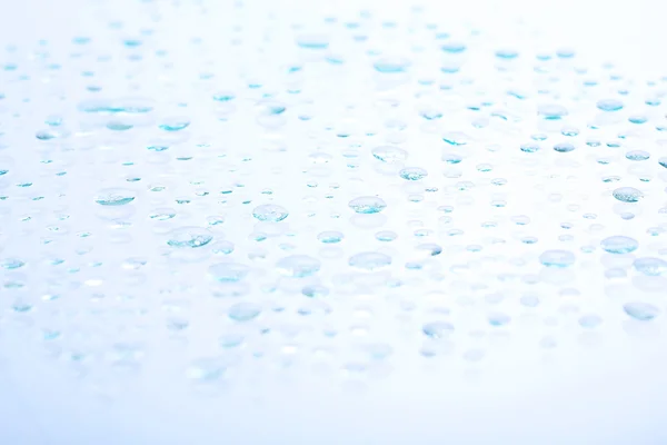 Wassertropfen auf weißem Hintergrund — Stockfoto