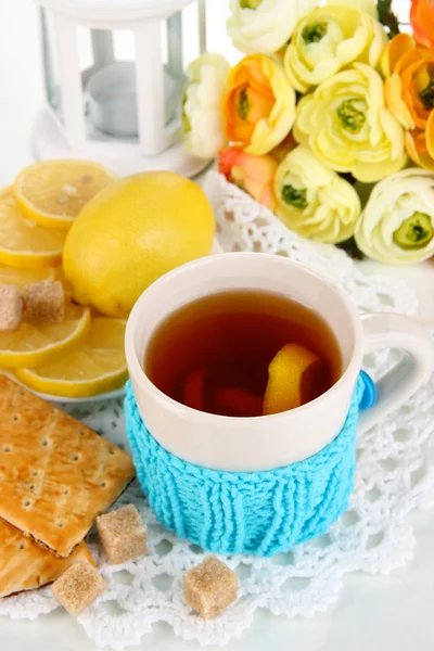 Taza de té con limón de cerca —  Fotos de Stock