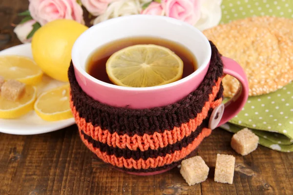 Taza de té con limón en la mesa de madera —  Fotos de Stock