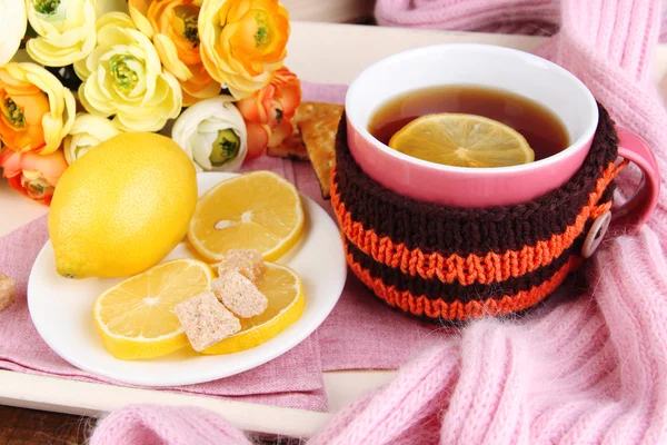 Taza de té con limón en la bufanda de cerca —  Fotos de Stock