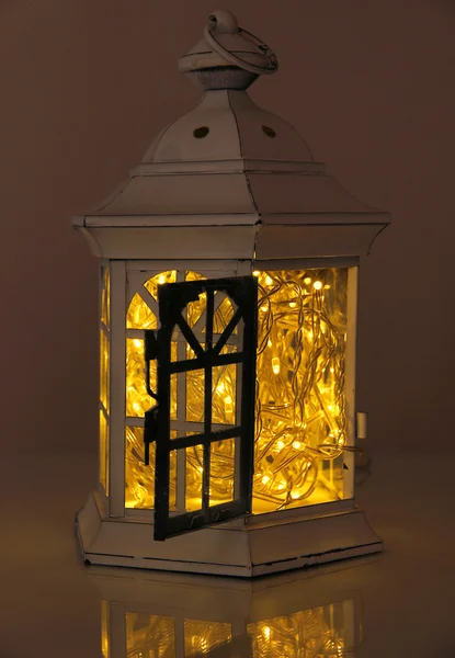 Lanterna brilhante decorativa à noite — Fotografia de Stock