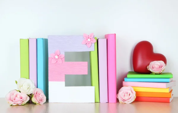 Shelf decorated with handmade knit letter — Stock Photo, Image