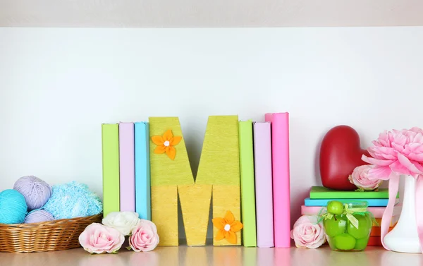 Shelf decorated with handmade knit letter — Stock Photo, Image